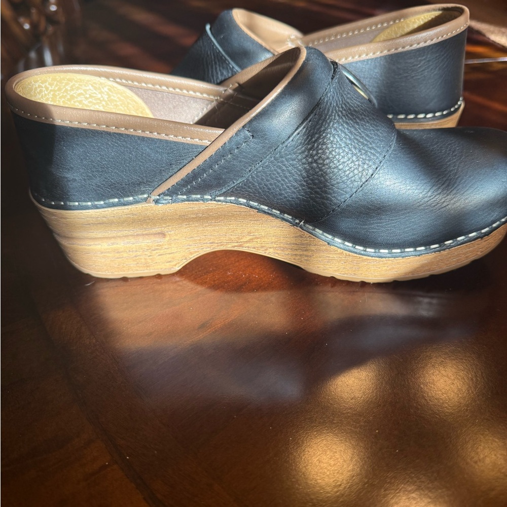 Dansko Women’s Black Leather Clog Mules with Wood-Effect Platform size 36.
